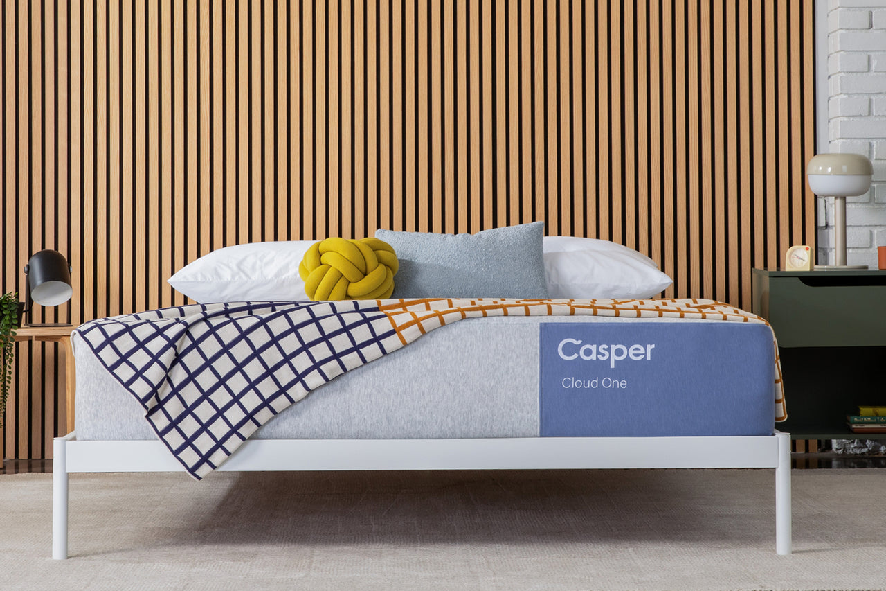 Two Casper® 金刚KINGKONG游戏官网 mattresses, the One and Cloud One, on a wooden, split king-sized bed frame